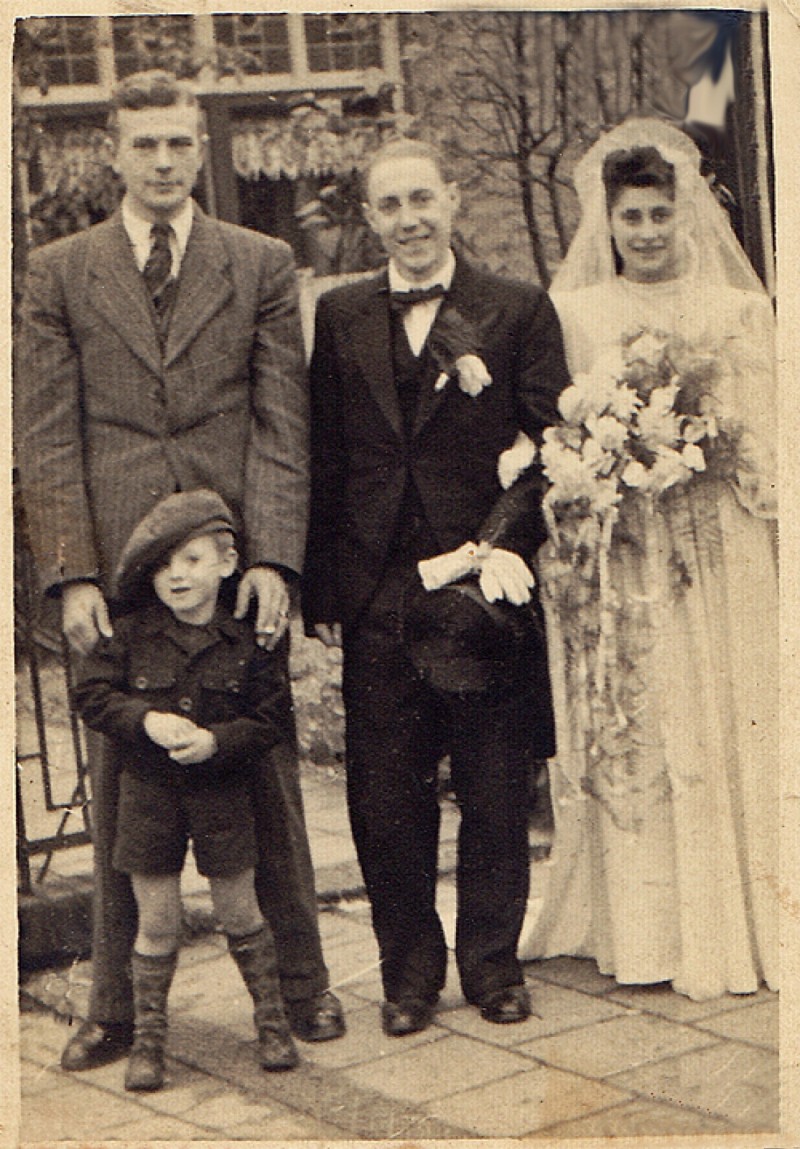 Huwelijk van Diny Vrengel met Harry van Duuren op 28 oktober 1944; links staat Eli Snabel. Eli zou later met Diena Maas trouwen. Diena kwam pas ruim een half jaar later terug in Nijmegen, over haar lot was op dit moment nog niets bekend.
