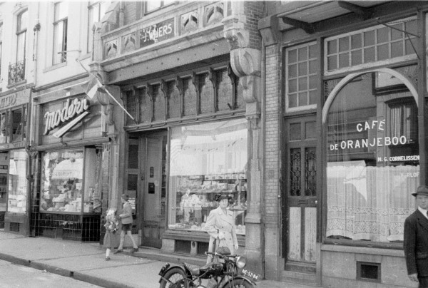 Een foto van na de oorlog, toen Diny Vrengel op Lange Hezelstraat 41 haar winkel ‘Modern’ in het oude pand van de familie Minco startte.