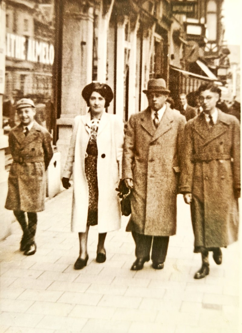 Sallie, Elisabeth, David en Nathan in de Molenstraat in Nijmegen (ter hoogte van nummer 106, waar toen de zaakPalthe was gevestigd) op 3 september 1941.
