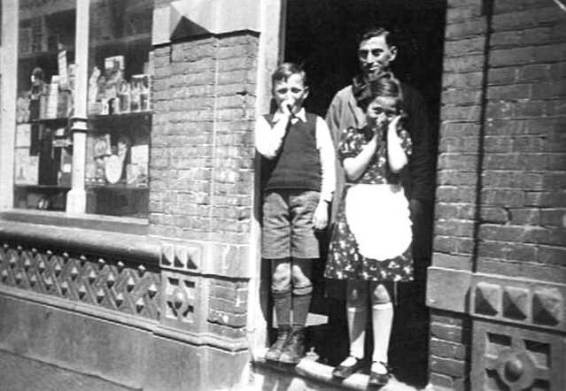 Nathan Ketellapper, Salomon en Mietje in de deuropening van de winkel aan het Heuveltje, circa 1935. (Joods Monument)
