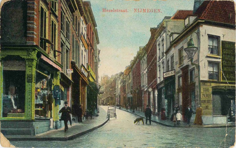 Ansichtkaart van de Stikke Hezelstraat (circa 1912) uitgegeven door de firma Glaser.